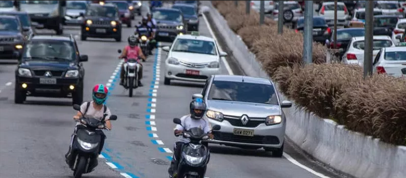 Foto de faixa azul para motos em avenida em são paulo