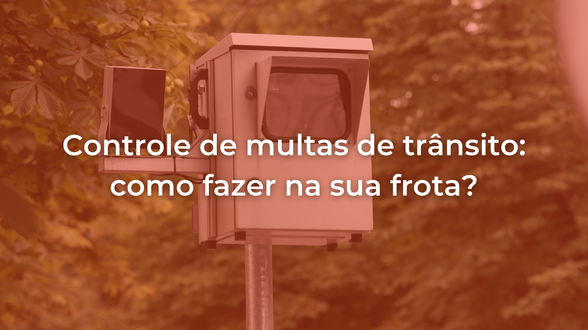 Imagem de radar com o nome do artigo de controle de multas de trânsito sobreposto