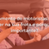 imagem de homem auxiliando outro na direção de um carro com o título do artigo de treinamento de motoristas sobreposto