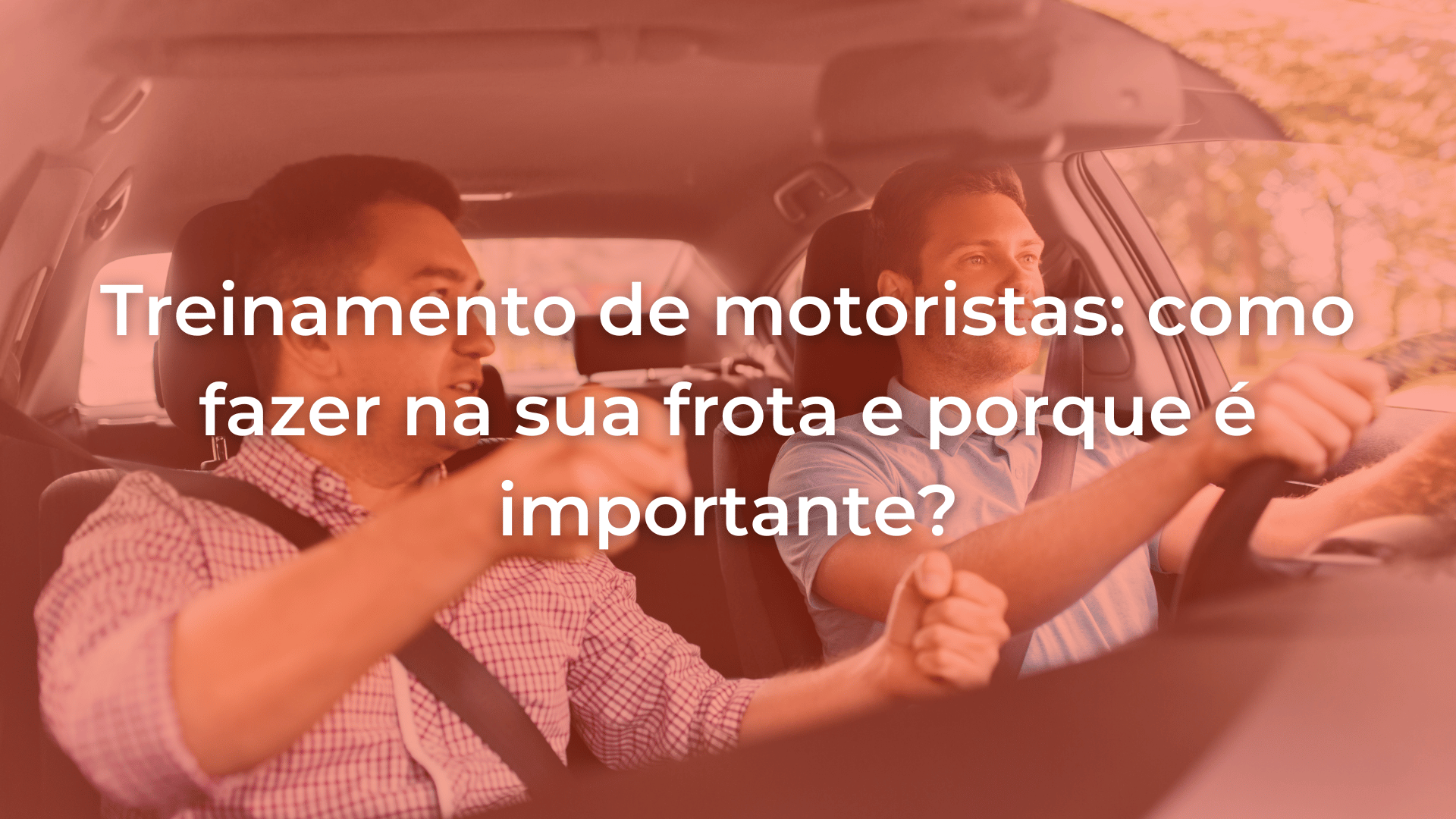 imagem de homem auxiliando outro na direção de um carro com o título do artigo de treinamento de motoristas sobreposto