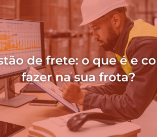 Homem de capacete olhandp para folha de papel e computador, com o nome do artigo sobre gestão de fretes sobreposto