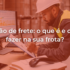 Homem de capacete olhandp para folha de papel e computador, com o nome do artigo sobre gestão de fretes sobreposto