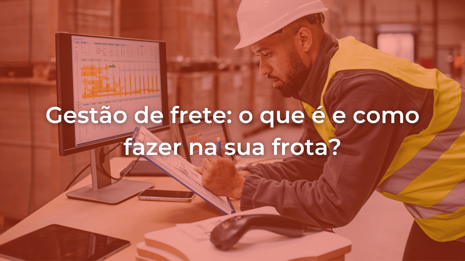 Homem de capacete olhandp para folha de papel e computador, com o nome do artigo sobre gestão de fretes sobreposto